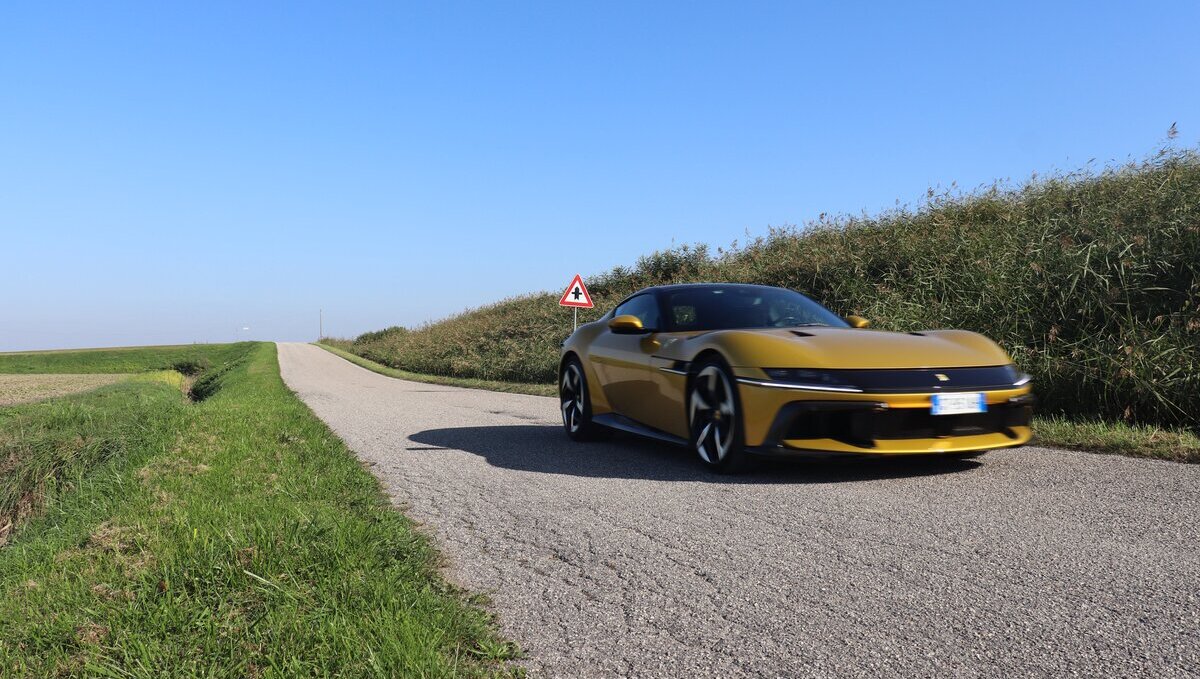 Test drive Ferrari 12Cilindri