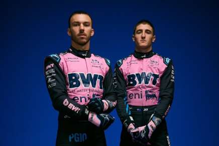 Gasly e Doohan in posa con la tuta Alpine 2025