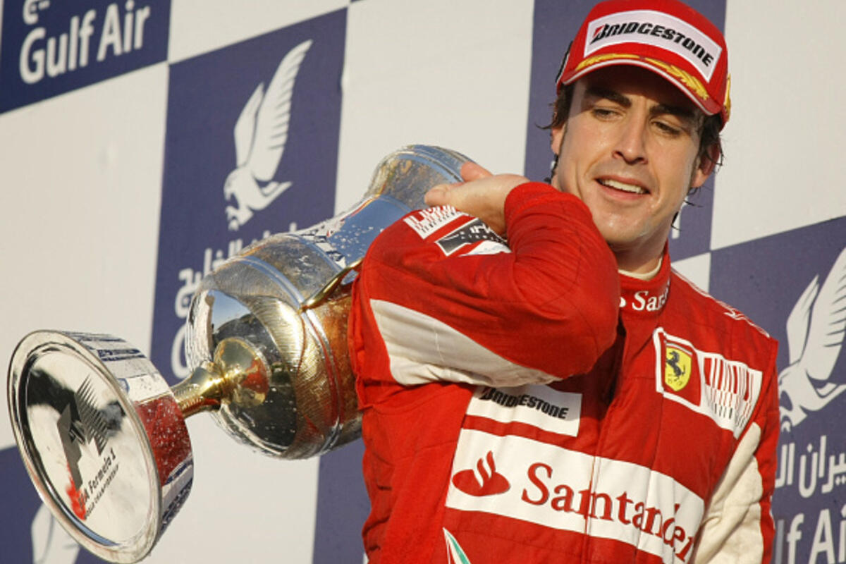 Fernando Alonso festeggia la sua vittoria all'esordio in Ferrari