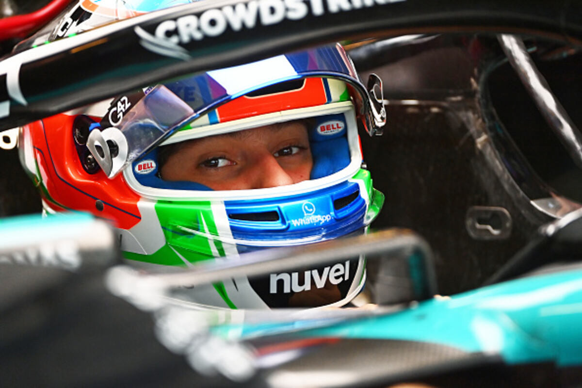 Kimi Antonelli nel box Mercedes durante i test di Abu Dhabi