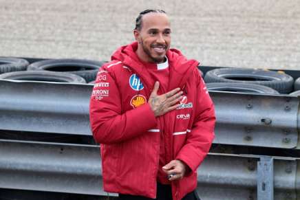 F1 2025: Lewis Hamilton saluta i tifosi dopo lo shakedown della Ferrari SF-25 a Fiorano - Foto: Getty Images