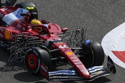 Hamilton con la Ferrari nei test in Bahrain