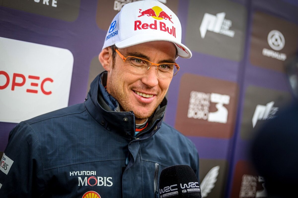 Neuville a colloquio con i giornalisti
