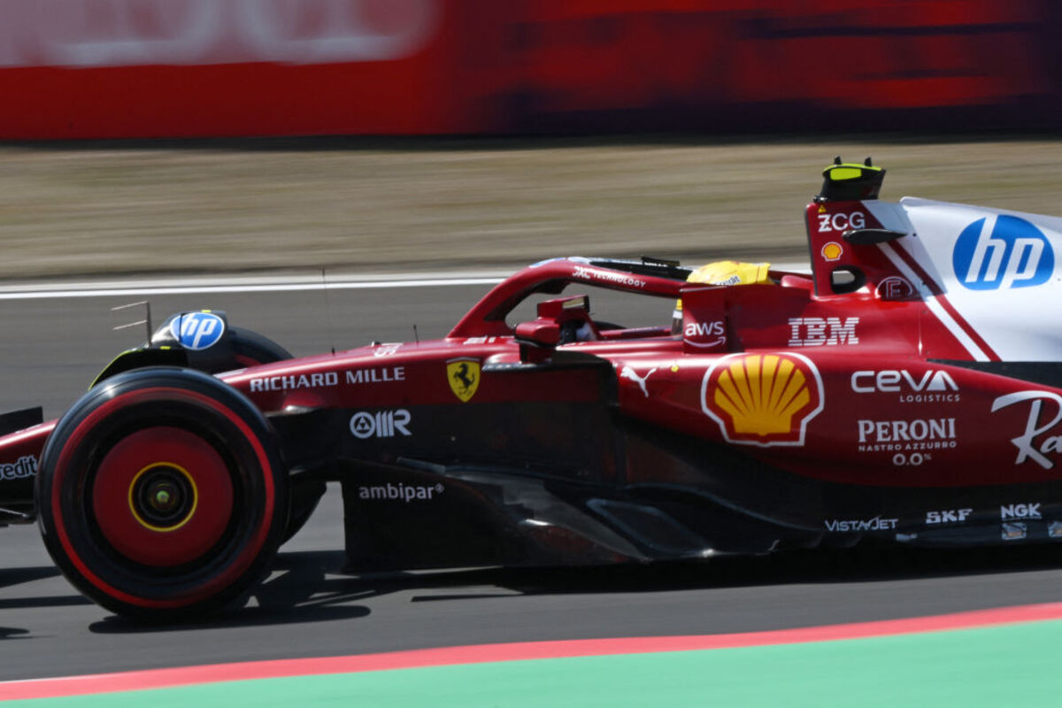 Hamilton, il giro che vale la 1ª “pole” con la Ferrari – VIDEO