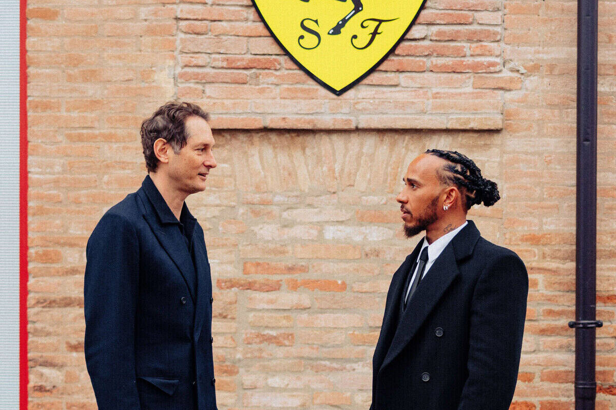 John Elkann e Lewis Hamilton davanti alla casa di Enzo Ferrari