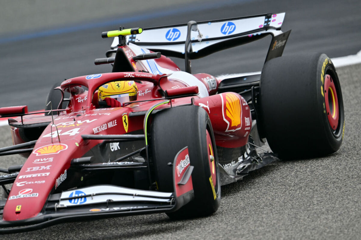 Lewis Hamilton comanda la mattina di test in Bahrain