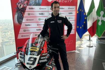 Petrucci di fianco alla sua moto