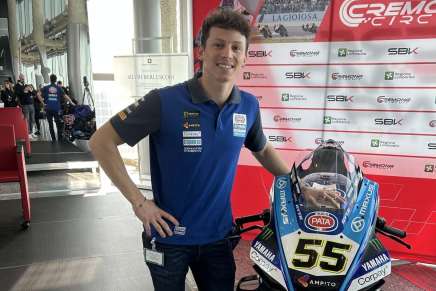Locatelli di fianco alla sua moto