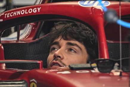 Charles Leclerc nell'abitacolo della Ferrari SF-25