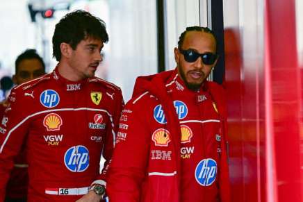 Leclerc e Hamilton durante i test Bahrain