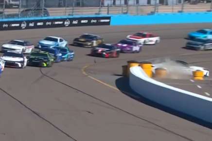 La Safety Car si schianta nella gara Nascar di Phoenix
