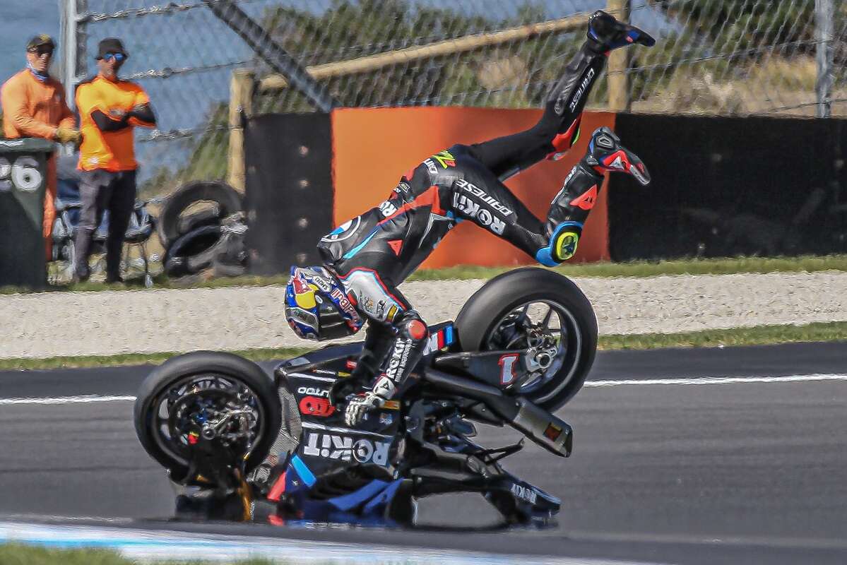 Razgatlioglu (Bmw) cade a Phillip Island