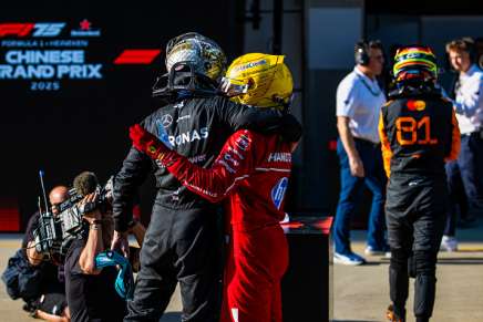 Russell (Mercedes) si complimenta con Hamilton