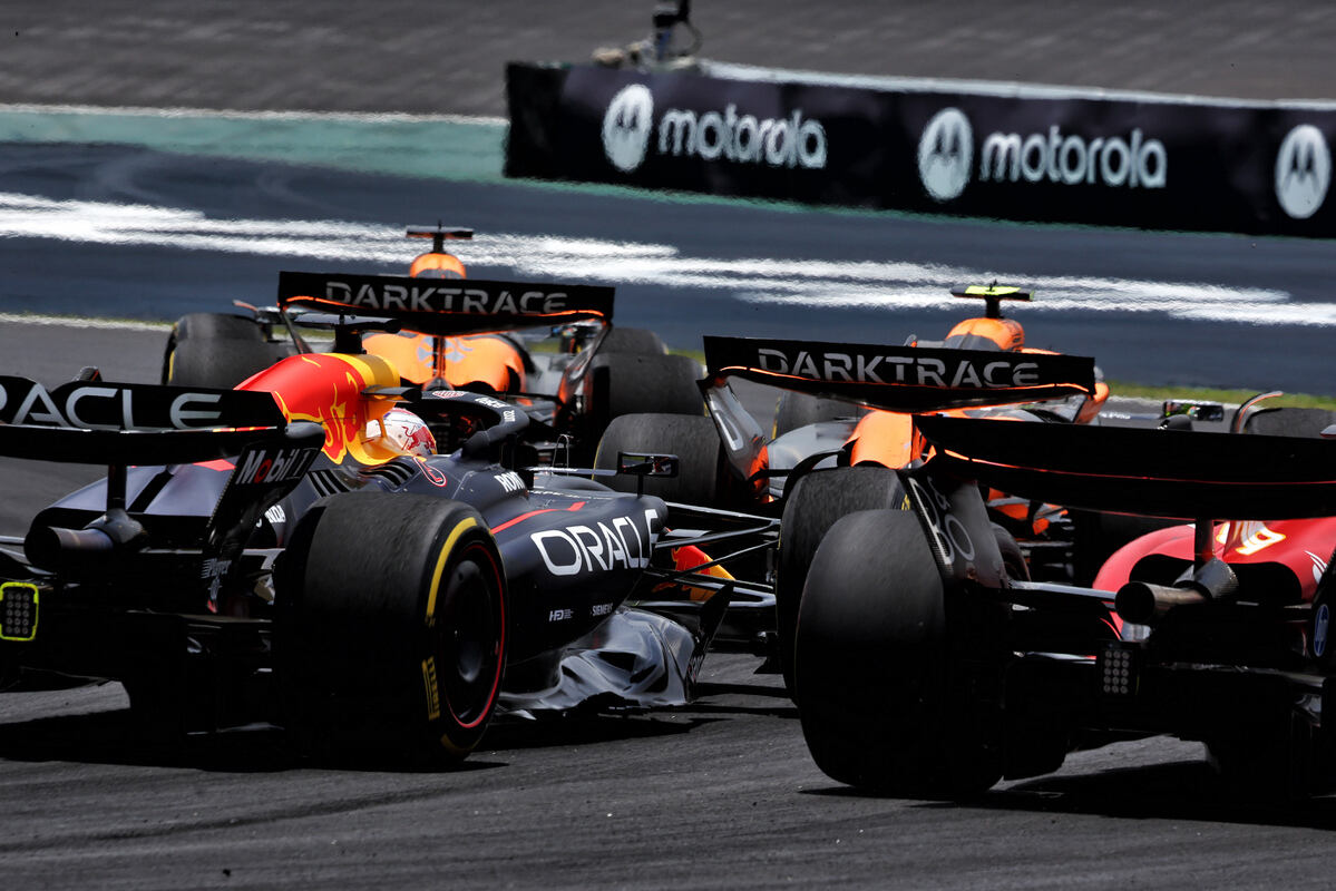 Verstappen insegue le McLaren