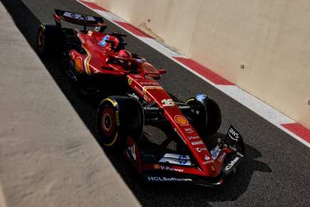 Leclerc in azione durante le FP1 di Abu Dhabi, in uscita dai box