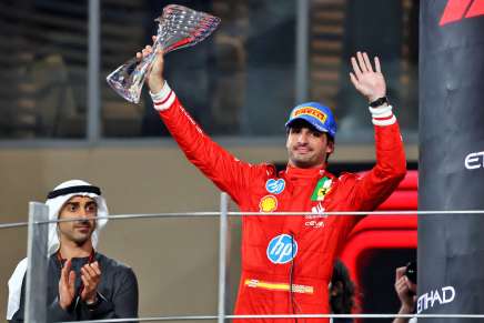 Carlos Sainz dopo il podio di Abu Dhabi, l'ultimo in Ferrari
